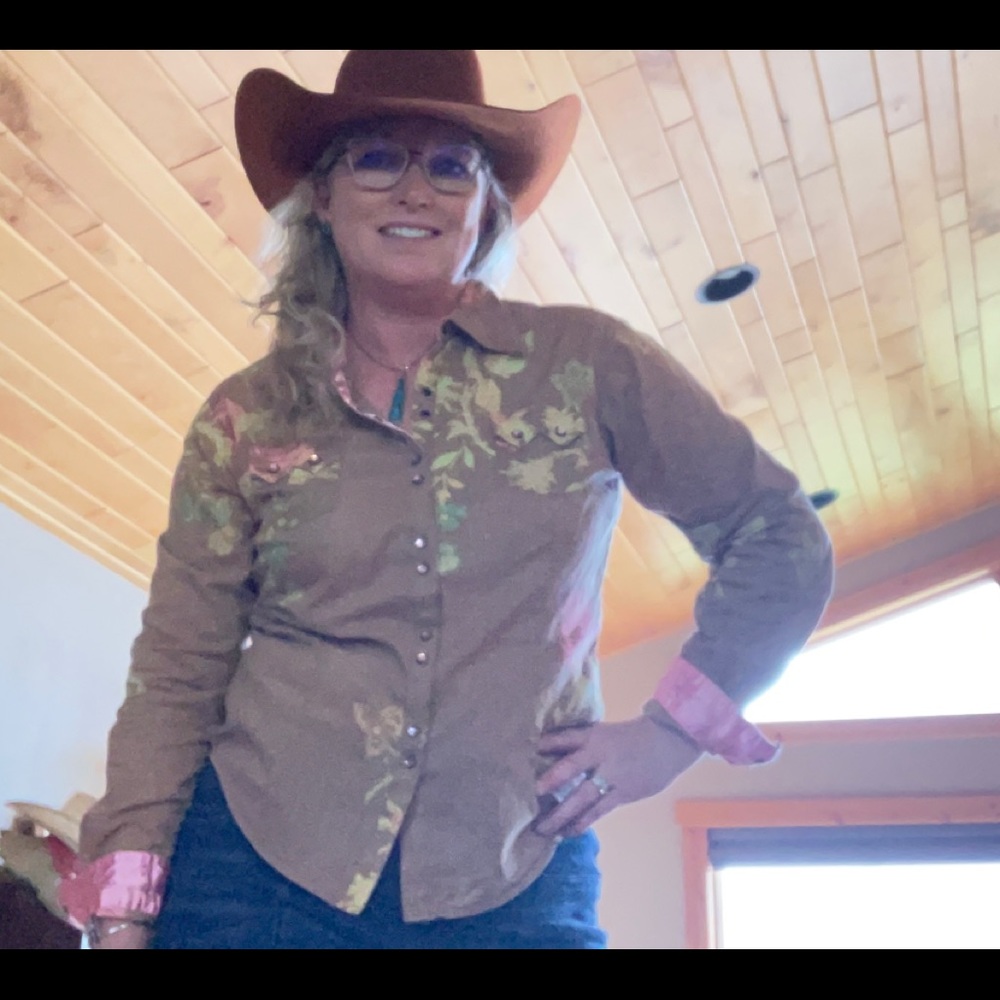 Snap western shirt cute🦋 butterfly, pink, crystal snaps.